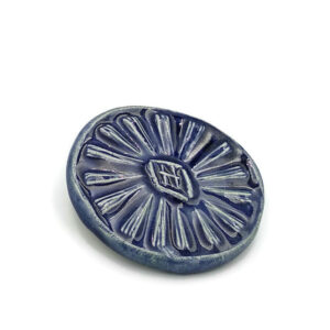 Χειροποίητη κεραμική καρφίτσα "Μπλε Ήλιος"